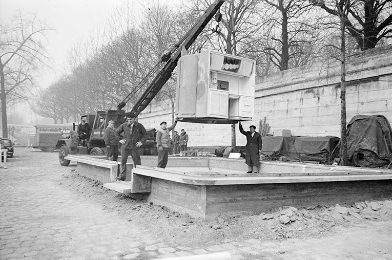 Maison des jours meilleurs : Maison prototype avec noyau central sur socle en béton, 1956. [©CNAC/MNAM, Dist. RMN-Grand Palais]