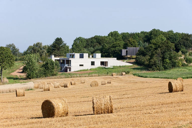 La maison Terrier (p. 43) construite par l’architecte Peter Zumthor (BQ+A Architecture), qui n’est pas sans rappeler un certain brutalisme. [©Luc Boegly]