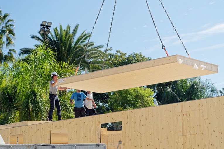 Caisson Novatop en cours de montage. Les cavités peuvent être utilisées pour ajouter des matériaux qui optimisent le comportement acoustique du système. [©Novatop]