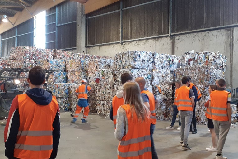 Visite des apprentis du BTP CFA Marne au centre de tri Trivalfer de Reims. Une manière de lier la théorie à la pratique. [©Agyre]