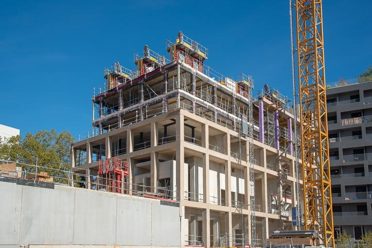 Sur le chantier de la tour Wood’Up, à Paris, quelque 7 000 m2 de Dalles BB d’A2C Matériaux sont mis en œuvre pour réaliser l’ensemble des planchers de la construction. [©ACPresse]