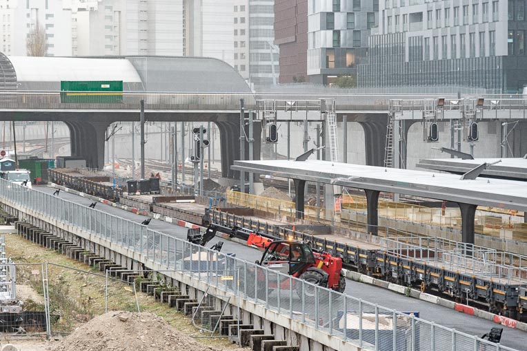 L’Archipel, le nouveau siège de Vinci, surplombe en partie la gare RER E de Nanterre-la-Folie. [©ACPresse]