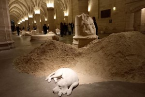 Le sable Lafarge de Sandrancourt a été choisi pour réaliser les sculptures de l'artiste Théo Mercier, lors de l’exposition “The Sleeping Chapter” présentée à la Conciergerie, à Paris, en décembre dernier. [©Holcim]