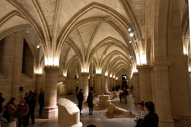 Théo Mercier a fait découvrir des sculptures en sable qui rappellent la pierre de la Conciergerie, comme des prolongements métaphoriques de son histoire. [©Holcim]