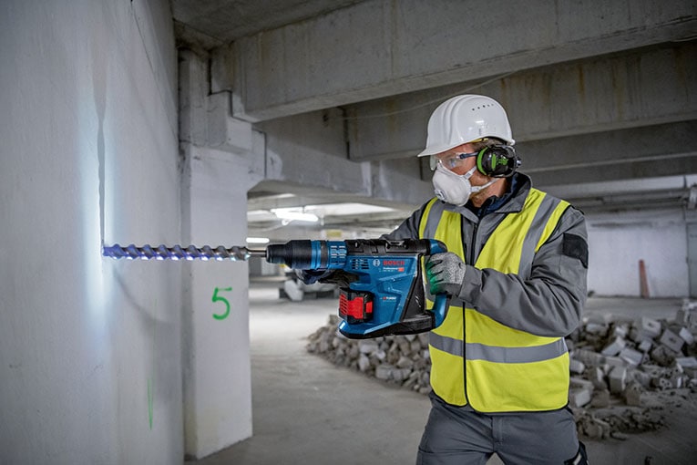 Le nouveau perforateur sans fil GBH 18V-40 C Bosch Professional est fait pour percer dans le béton. [©Bosch]