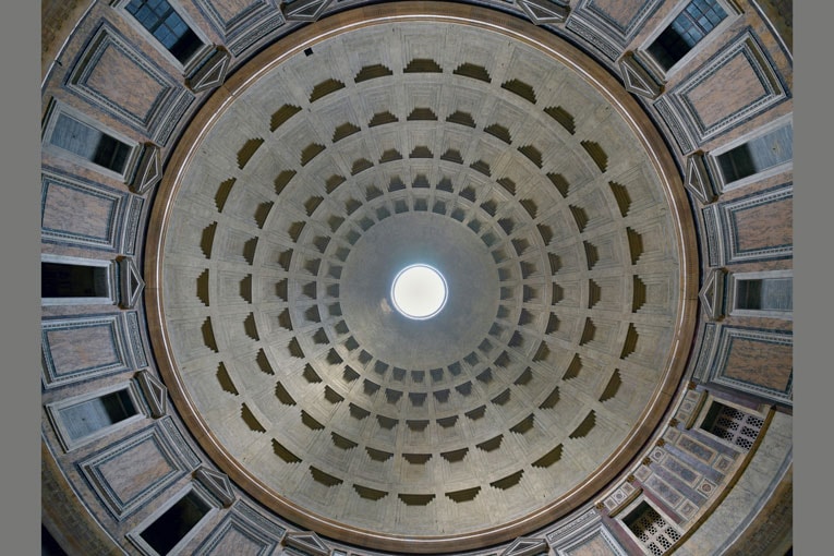 Le célèbre Panthéon de Rome, qui possède le plus grand dôme en béton non armé du monde et qui a été inauguré en 128 après J.-C., est toujours intact. [©Architas/Wikipédia]