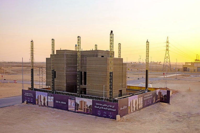 En Arabie saoudite, l’entreprise Dal Al Arkan a imprimé une villa de 345 m2 entre août et juillet 2022, sous une température extérieure de40° C.
[©Cobod] 