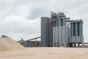 Le centre de broyage Ecocem de Dunkerque offre une capacité de production de l’ordre de 750 000 t/an de laitier moulu de hauts fourneaux. [©ACPresse]