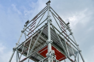 La tour d’étaiement H18 demeure malgré les années à la pointe de l’ergonomie et de la sécurité. [©Hussor Erecta]