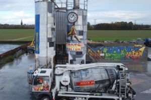 “Robi”, le patron de Drive Béton, a fait décorer par le graffeur Déco Real sa nouvelle toupie évoquant le thème du film “Retour vers le futur”. [©Drive Béton]