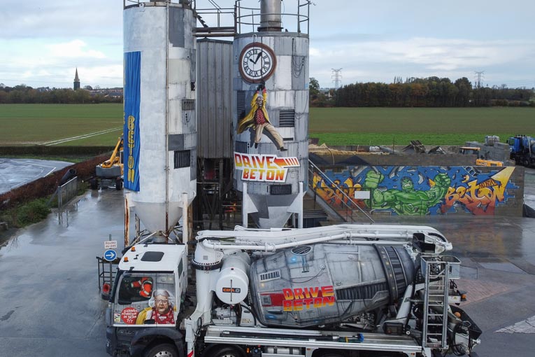 “Robi”, le patron de Drive Béton, a fait décorer par le graffeur Déco Real sa nouvelle toupie évoquant le thème du film “Retour vers le futur”.
[©Drive Béton]
