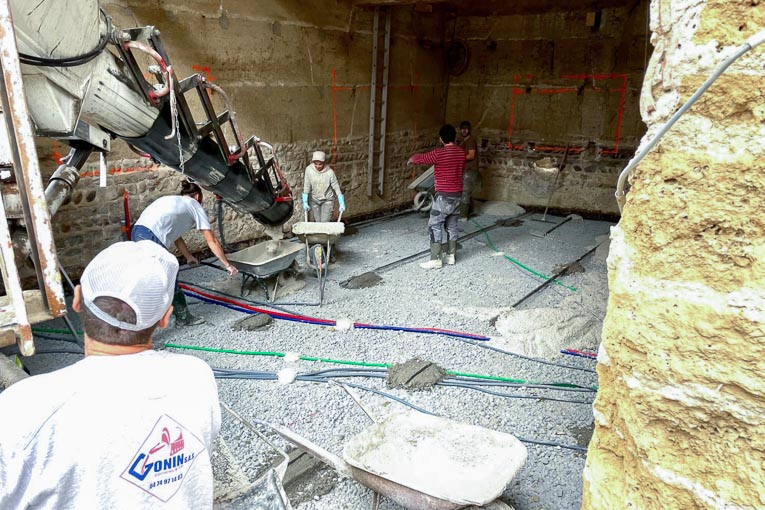 A l’aide de sa toupie Schwing Stetter, Gonin TP Carrières & Béton a livré 11 m3 de béton de chaux Saint-Astier pour rénover la ferme de Chatonday, à Saint-Pierre-de-Chandieu.
[©Olivier Mermoz-Gonin TP]
