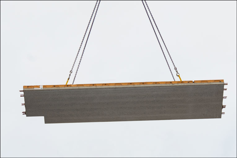 Pose d’une Dalle BB d’A2C Matériaux sur le chantier de la tour Wood’Up, à Paris. [©ACPresse]
