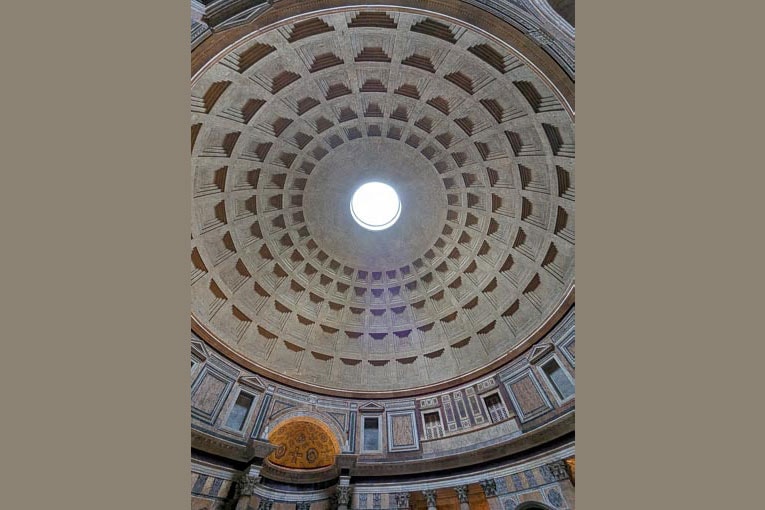 Le célèbre Panthéon de Rome, qui possède le plus grand dôme en béton romain non armé du monde et qui a été inauguré en 128 après J.-C., est toujours intact. [©ACPresse/Colin Rousselet]