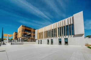 De par l’évolution de la réglementation, les bétons à empreinte carbone réduite sont de plus en plus présents sur les chantiers. A l’image du nouveau collège Port Marianne, à Montpellier, dont la superstructure a été coulée en béton Cemex Vertua Classic. [©Cemex]