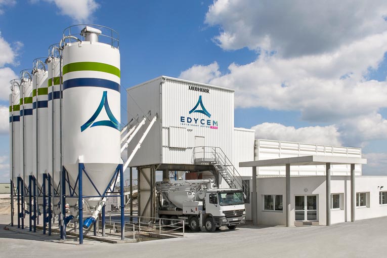 Le dispositif industriel d’Edycem s’article atour de 36 centrales à béton, une unité de préfabrication légère et une plate-forme de recyclage. [©Herige]