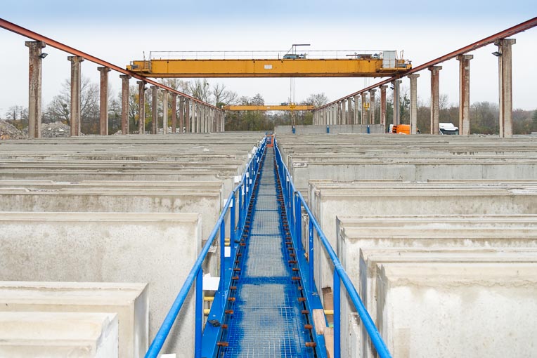 Espace de stockage extérieur des éléments préfabriqués en béton. [©ACPresse]