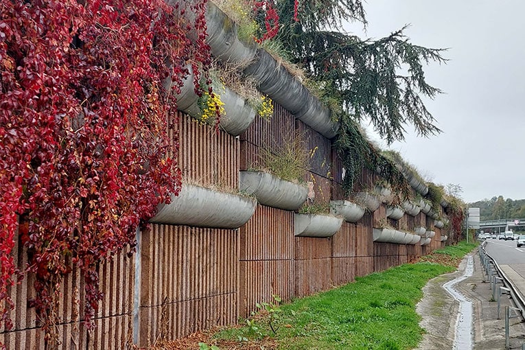 L’écran est constitué de panneaux superposés en béton absorbant et béton traditionnel de 1,25 m de hauteur et de 4 m de largeur. [©Capremib]