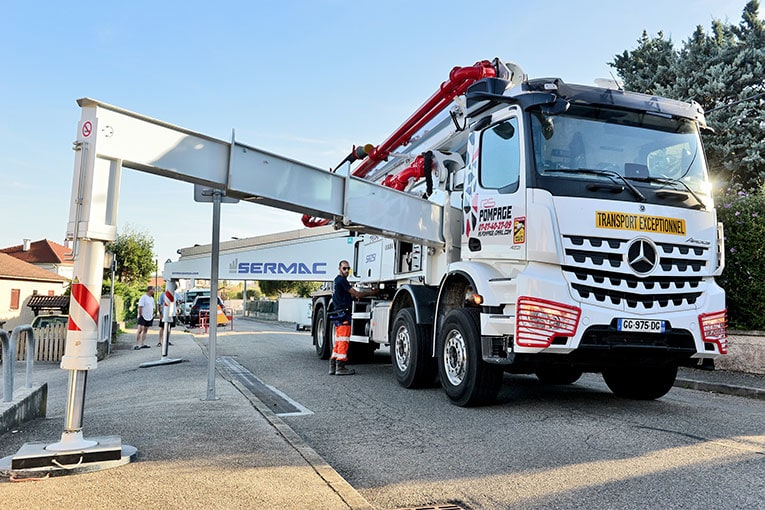 La pompe 5RZ51 de Sermac est posé sur un châssis Mercedes Benz Arocs 8 x 4 motorisé par un OM 471 de 12,8 l, d’une puissance de 375 kW/510 ch. [©Mercedes-Benz]