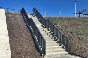 L’escalier conçu et imprimé en 3D béton par Saint-Gobain Weber émet 60 % de CO2 en moins qu’un escalier préfabriqué classique. [©Saint-Gobain]