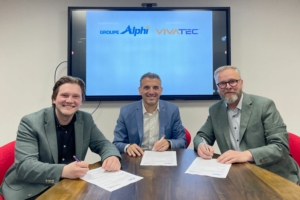 Les dirigeants d’Alphi et de Vivatec ont signé l’accord permettant au premier de devenir distributeur exclusif du second. [©Alphi]