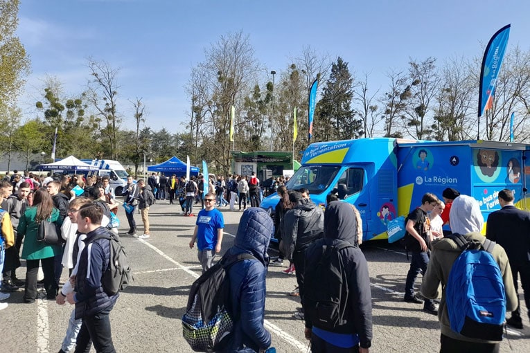 La Caravane des métiers parcourt les routes d’Auvergne – Rhône-Alpes du 21 mars au 4 avril 2023. [©Auvergne – Rhône-Alpes Orientation]