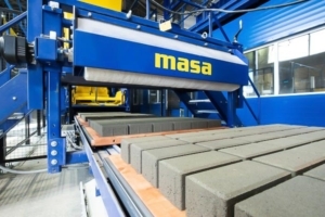 Les presses Masa série XL-R produisent des blocs de béton avec et sans couches de parement. [©Masa]