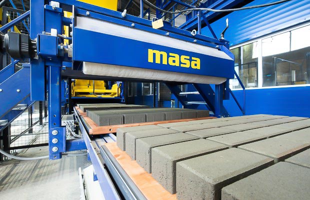 Les presses Masa série XL-R produisent des blocs de béton avec et sans couches de parement. [©Masa]