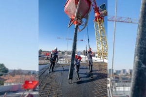 Coulage du béton à empreinte carbone réduite Carat de Vicat sur le chantier du siège régional de Léon Grosse, à Bron (69). [©Vicat]