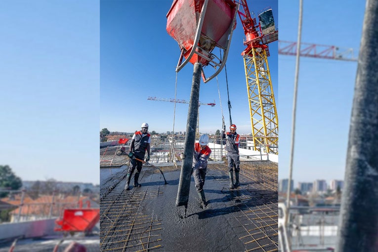 Coulage du béton à empreinte carbone réduite Carat de Vicat sur le chantier du siège régional de Léon Grosse, à Bron (69). 
[©Vicat] 