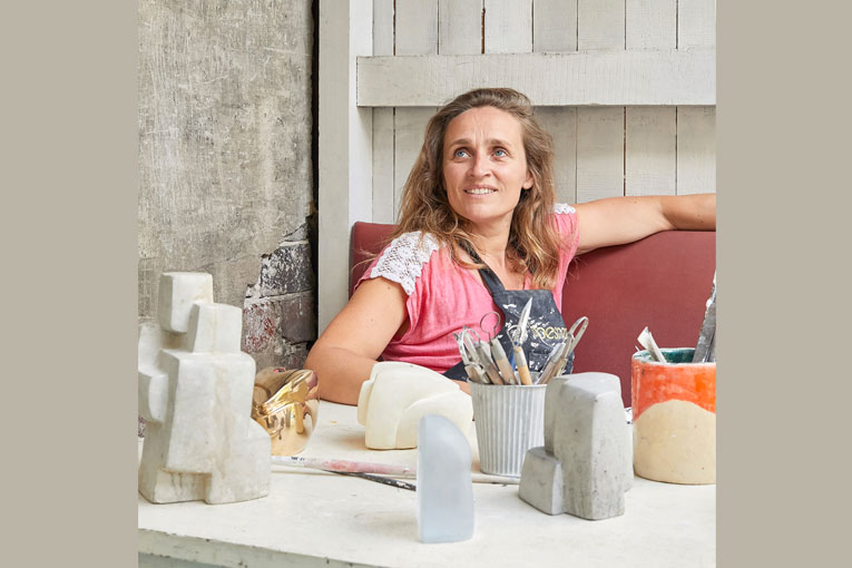 Dans son atelier de Malakoff (92), la sculptrice Sophie Bocher travaille des matériaux, dont le béton. [©@Timotheechambovet].