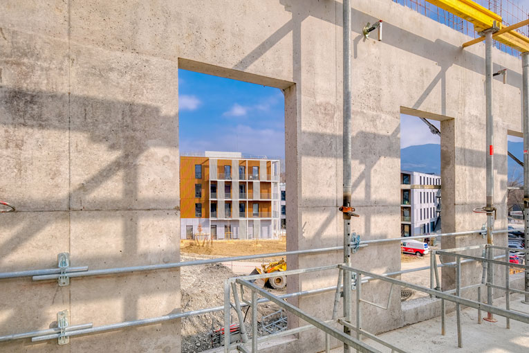 La pouzzolane donne sa dominante rosée au béton formulé sur la base du ciment Fusiovrac de Rhône Ciments. Chantier de l’Arteparc de Meylan (38). [©Laurent Fabry/Cem’In’Eu]