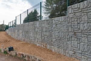 D’une longueur de 90 ml, le mur de soutènement en blocs BétoTitan XL. [©ACPresse]