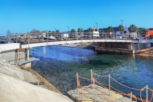 L’entreprise Buesa a réalisé les appuis sur pieux métalliques battus, ainsi qu’un tablier en poutrelles enrobées. Tandis que Lagarrigue BTP a conçu les éléments de rive du tablier qui font office de garde-corps. [©Lagarrigue BTP]