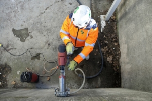 Avec le temps, des défauts apparaissent sur les bétons. Il convient alors d’en réaliser un diagnostic, que les auscultations soient destructives ou non. [©Setec Lerm]