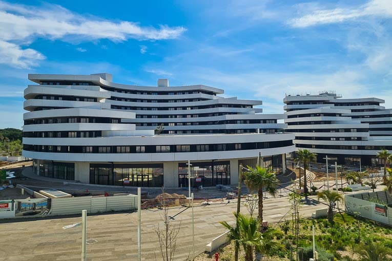 MPI a préfabriqué 1 500 éléments de façade type garde-corps pour quatre immeubles au Cap d’Agde. [©Midi Préfa Industries]