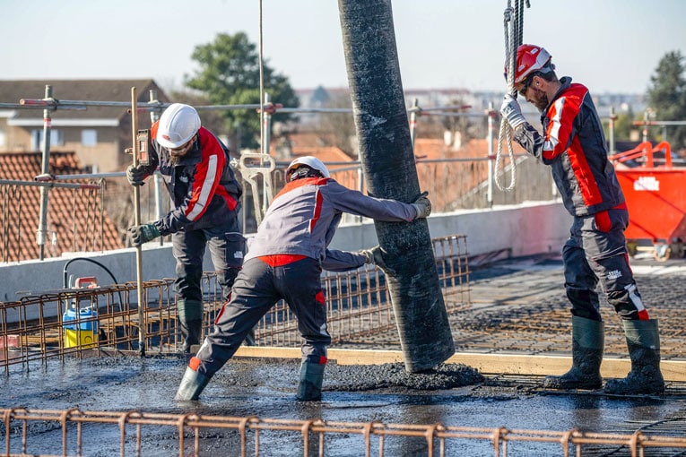 Mise en œuvre du béton bas carbone Carat de Vicat sur le chantier du siège régional de Léon Grosse, à Bron (69). [©Julien Rambaud]