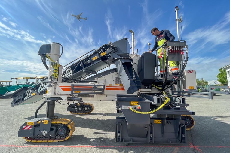 Les machines à coffrage glissant associées à l’AutoPilot 2.0 peuvent réaliser des barrières de sécurité en béton, des bordures, des séparateurs de circulation ou encore des revêtements de chaussée. [©ACPresse]