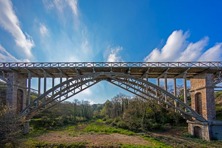 D’une longueur totale de 109,25 m, le viaduc de Caroual comprend un arc central de 45 m de portée. Il est constitué de maçonnerie en grès rose local et de béton armé. [©Pierrick Ménard]