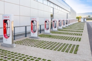 Le système Via Verde habille la station de recharge Tesla de Beaune (21). [©Groupe Sols]