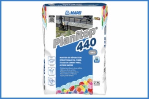 De classe R4, le Planitop 440 de Mapei est un mortier de réparation structurale à prise rapide. Fin et fibré à base de ciment PMES, il possède une adhérence élevée au béton. [©Mapei]