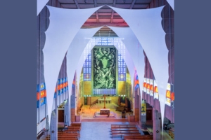 La sculpture textile monumental de l’artiste allemand Jens J. Meyer ornera l'église Saint-Jacques-le-Majeur de Montrouge jusqu'en 2024. [©Vincent Evrat]