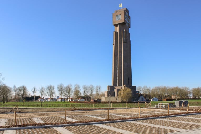 n Belgique, la tour d’Yser, édifiée à Dixmude, est reconnue comme le “Mémorial de l’émancipation flamande”. [©Alkern]