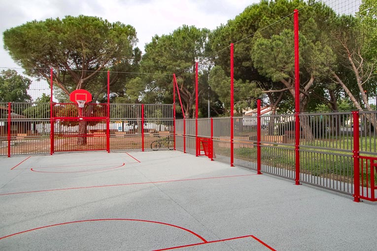 Nouveau terrain de basket au cœur du city stade de Pins Justaret (31). [©Cemex]