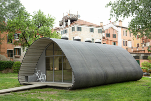 Le projet “Essential Homes Research”, ce modèle de maisons en béton bas carbone, a été conçu par l’architecte britannique Norman Foster. Et réalisé par l’industriel suisse Holcim. [©Chiara Becattini]