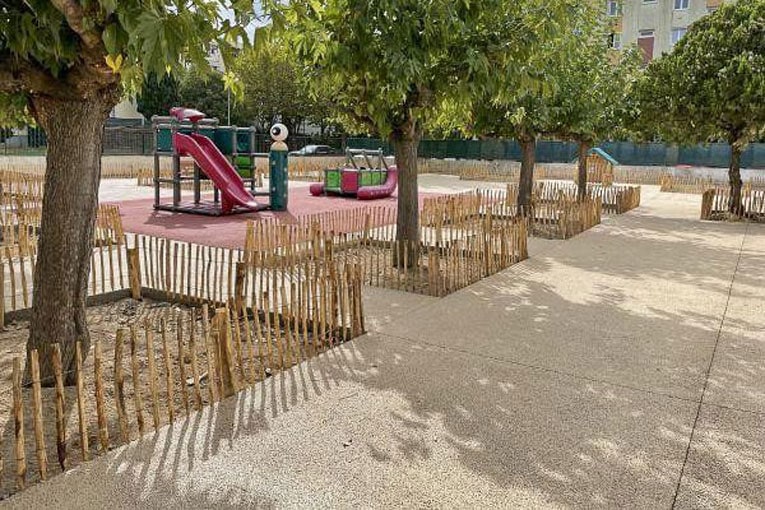 Cour d’école à Lunel, traitée en béton drainant. [©Cemex]