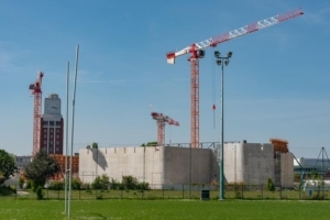 Implanté sur le site du stade de la Motte, le bâtiment Prisme en devient le maillon central et celui qui structure le paysage urbain local. [©ACPresse]