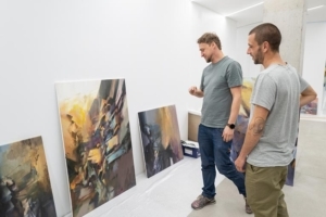 Chasme et Zabala, lors du montage de l’exposition. [©Julie Montel]