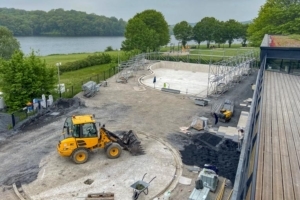 En charge de la rénovation des bassins extérieurs de la piscine du Valjoly, BC Bâtiment a mis en œuvre des dalles béton 60 cm x 60 cm, par 4cm d’épaisseur. [©Nord BTP]