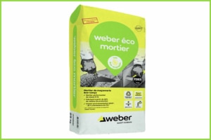 Le Weber Eco Mortier est une solution destinée aux travaux de maçonnerie. Sa formulation voit le réemploi des résidus de production d’autres mortiers. [©Saint-Gobain Weber]
